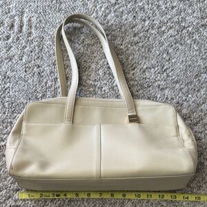 Burberry Elegant Cream Leather Tote Bag